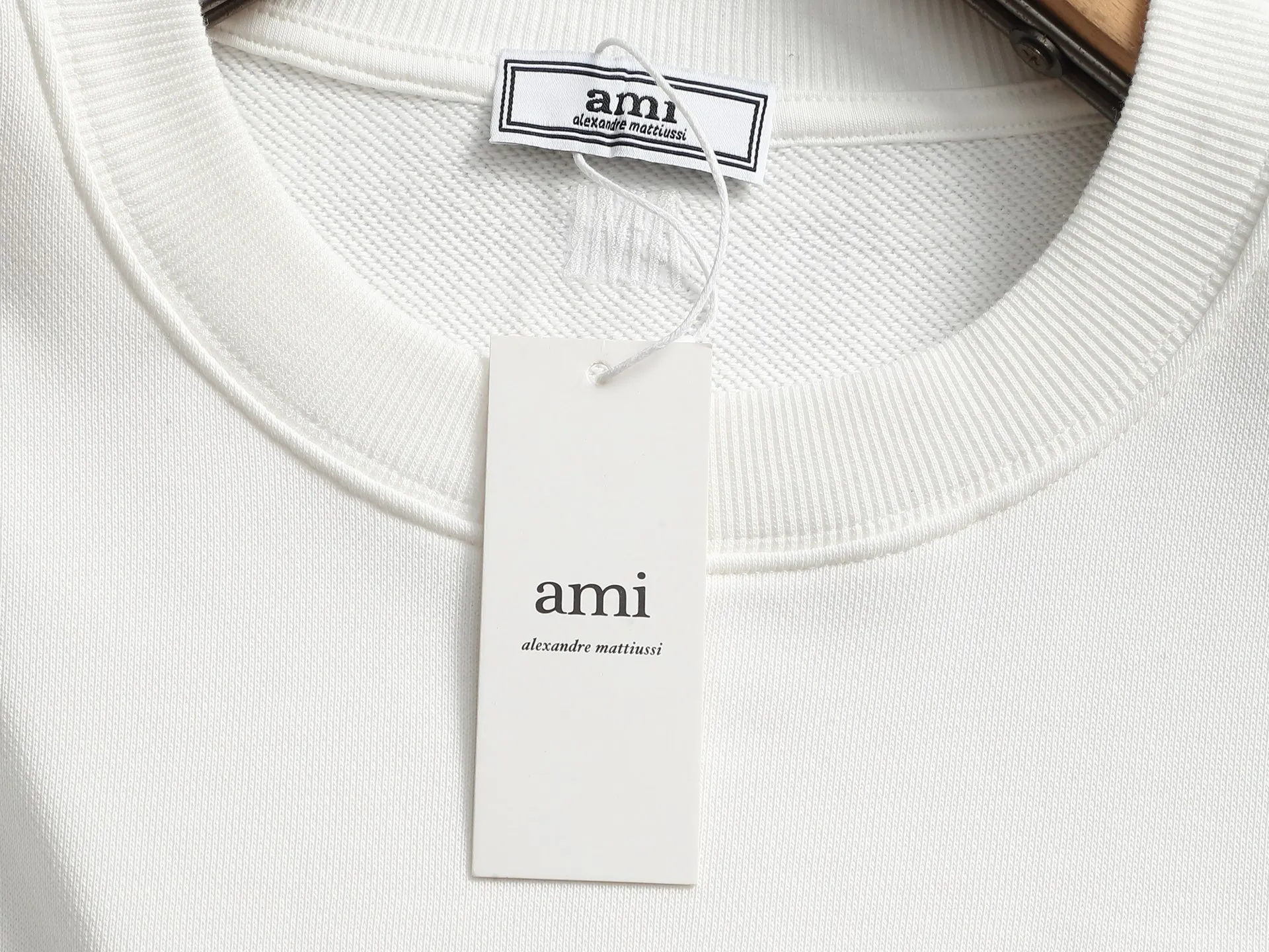 Ami Classic love embroidery craft Logo logo is exquisitely upgraded, inspired by the original Retro fabric of the 1980s. Official Same Style crew neck sweatshirt. Customized 420g vat-dyed fabric. Very comfortable to touch. Synchronized with spring and summer brick cabinets. Fashionable and personalized. Super Versatile and good-looking. Very suitable for both men and women. A must-have for everyone. Hang tag. Collar label. Washed wheat. Complete with three labels. Color: White Black Blue. Size: S M L XL.